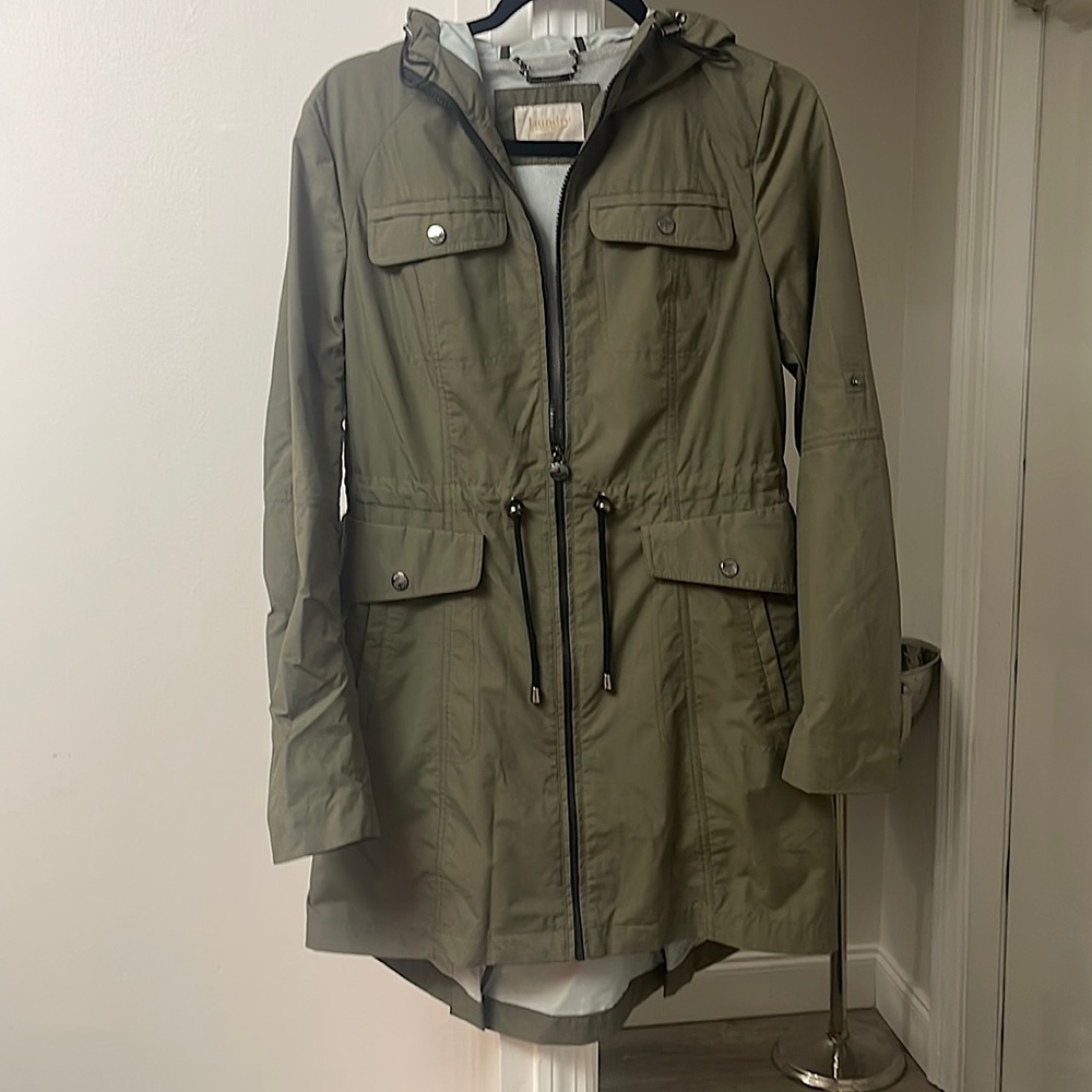 Olive Spring rain coat with pockets and tie to cinch waist